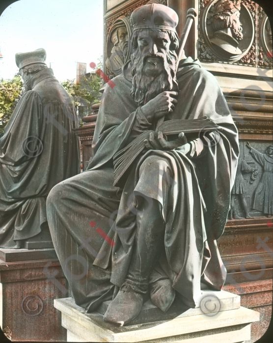 Skulptur des Petrus Waldus | Sculpture of Petrus Waldus (foticon-simon-150-002.jpg)